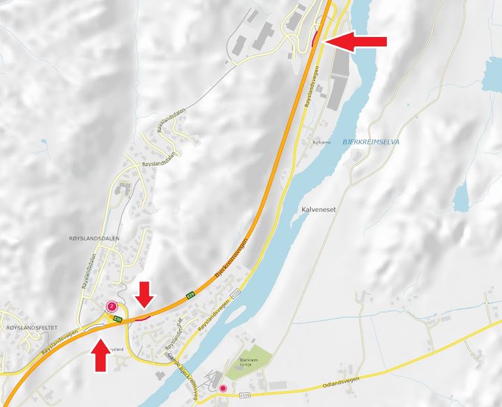 Statens vegvesen oppgraderer til bussholdeplasser i Bjerkreim (markert med piler) til universell utforming. Illustrasjon: Statens vegvesen