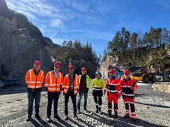 Fra venstre Hadle Eide Bakka, statssekretær Jakob Vorren,  varaordfører Torbjørn Indrebø, Sølve Myrvang, anleggsleder i LNS Helle Nilsen, prosjektleder Geir Strømstad og byggeleder Bengt Hangeland i Statens vegvesen