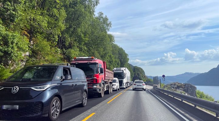 Bildet viser biler i kø på E16 mellom Bergen og Voss