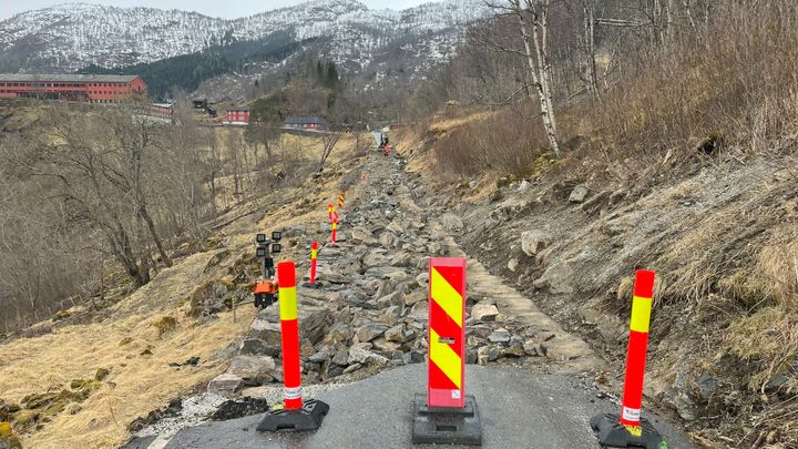 Øvre del av Stalheimskleivi er stengd. Jobben skal etter planen vera ferdig i løpet av hausten. Foto: Tine Eikehaug, Statens vegvesen