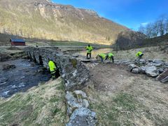 Ytredal bru har fått skadar. Brua er stengd medan ho vert reparert. Arbeida skal etter planen vera ferdige i løpet av sommaren. Foto: Tine Eikehaug, Statens vegvesen