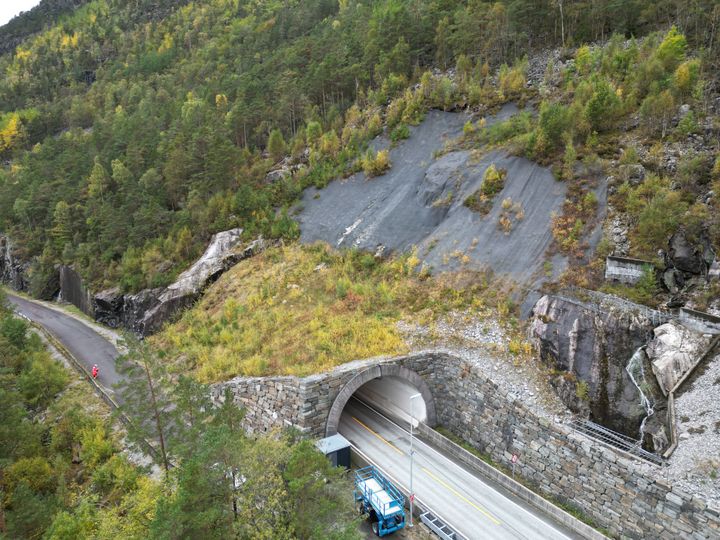 Statens vegvesen skredsikrer rv. 13 Svotunnelen, østre portal. Foto: Statens vegvesen