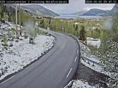 Webkamera til Statens vegvesen viser snø i terrenget ved E39 Lotetunnelen like ved Nordfjordeid.