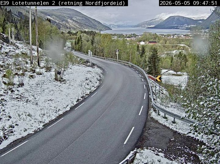 Webkamera til Statens vegvesen viser snø i terrenget ved E39 Lotetunnelen like ved Nordfjordeid.