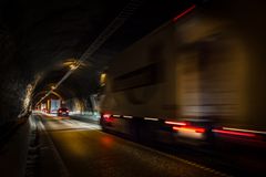 Bilde av biler som kjører i kolonne gjennom en tunnel.
