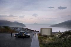 Illustrasjon som viser en parkeringsplass ved fjordlandskap, med biler, personer og et rundt tolettbygg i terrenget.