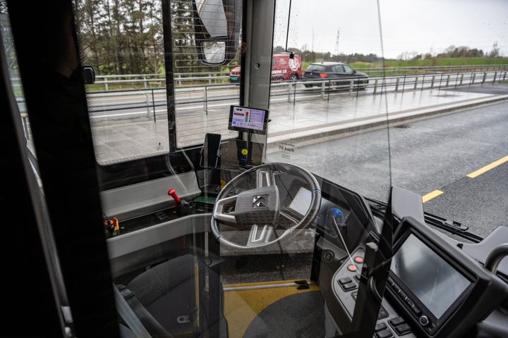 En buss kjører på bussveien i Stavanger uten fører bak rattet