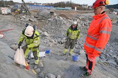 Byggeleiar Ingar Walbø (t.h.) i lag med fjellsprengarar frå Kjell Foss AS.