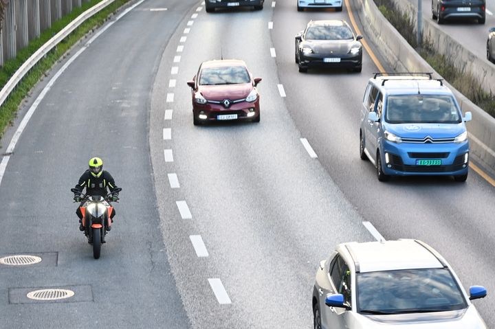 trefeltsveg, motorsykkel i hørefelt og biler i de to andre
