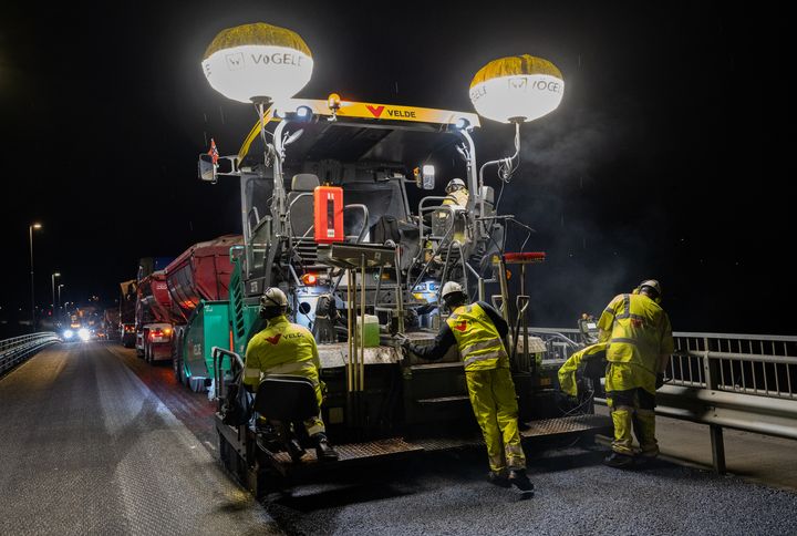 Det kan bli ventetid på riksveg 80 når asfalteringen starter natt til 19. mai.