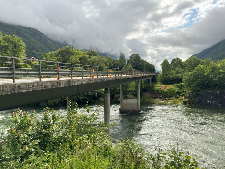Dagens bru over elven er smal og tilfredsstiller ikke krav til bæreevne.