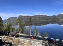 Her bygger Statens vegvesen bru ved E39 Skredestranda. Her ser ein og omkøyringsvegen. Foto: Statens vegvesen