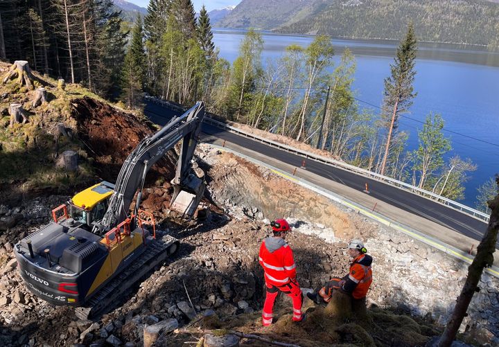 Her bygger Statens vegvesen bru ved E39 Skredestranda. Her ser ein og omkøyringsvegen. Foto: Statens vegvesen