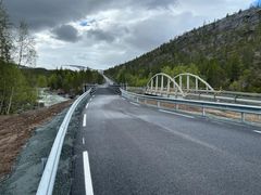 Erstatningsbrua framst, og E6 Viskisbrua i bakgrunnen. Foto: Kristian Riddervold Andreassen, Statens vegvesen