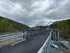 Erstatningsbrua framst, og E6 Viskisbrua i bakgrunnen. Foto: Kristian Riddervold Andreassen, Statens vegvesen