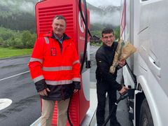 Sjåfør Milan Bubalo frå transportfirmaet Transferd var den første til å lada på den nye døgnkvileplassen. – Eit flott anlegg, sentralt plassert ved E39 og rv. 5, veleigna for mine ladestopp, seier sjåføren som ein blomsterbukett frå Cato Løkken før han køyrte vidare nordover på E39.