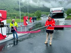 Assisterande divisjonsdirektør Cato Løkken i Statens vegvesen klipper snora. Til venstre Ola Fugle i Skei Servicenter som har bygd døgnkvileplassen.