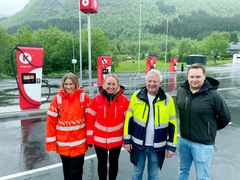 Andrea Holsen Horstad (frå v.) og Heidi Strandos frå Statens vegesen har følgt opp bygginga, som er gjort av Skei Servicenter, her representert ved Ola Fugle og Espen Gåsemyr Fugle.