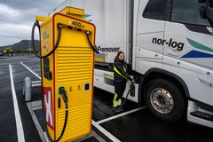 dame lader stor elektrisk trailer. foto