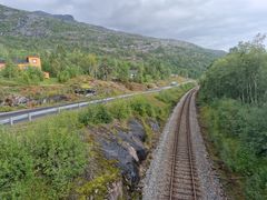 Bildet viser riksveien, Nordlandsbanen og hyttebebyggelse. Bildeteksten sier, Trangt om plassen: Rv. 80, Nordlandsbanen og hyttebebyggelsen ligger tett på hverandre langs det meste av strekningen.