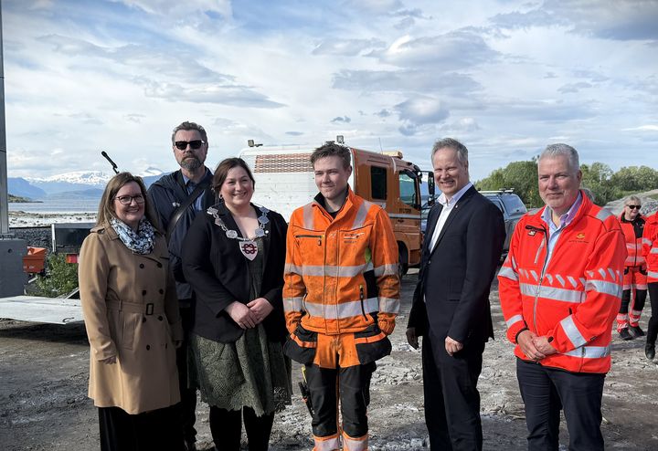 Lærlingen William Bye fra Fosen ble midtpunktet da samferdselsministeren markerte 1. spadetak på Rv. 80 Sandvika-Sagelva mellom Bodø og Fauske. Fra venstre: Ingunn Skogmo-Nordvang, gruppeleder Bodø Frp. Fylkesråd for samfunn, kultur og miljø, Arne Ivar Mikalsen (V). Ordfører i Fauske, Marlen Rendal Berg (Sp). Lærling i Syltern AS, William Bye. Samferdselsminister, Jon-Inge Nygård (Ap) og assisterende vegdirektør, Ove Myrvåg