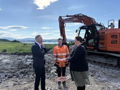 Bildet viser lærlingen William Bye i samtale med samferdseslminister Jon-Ivar Nygård (Ap) og ordfører i Fauske, Marlen Rendal Berg (Sp).