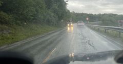 Bildet viser møtende trafikk og to 70 km/t skilt på rv. 80. Bildeteskten sier, Ulykkesbelastet: Strekningen som nå bygges om til ny veg med ni meteres bredde og 80 sine er ulykkesbelastet og har nedsatt fartsgrense flere steder.