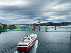 Dronebilete av catwalken med Fjordline som passerar under.