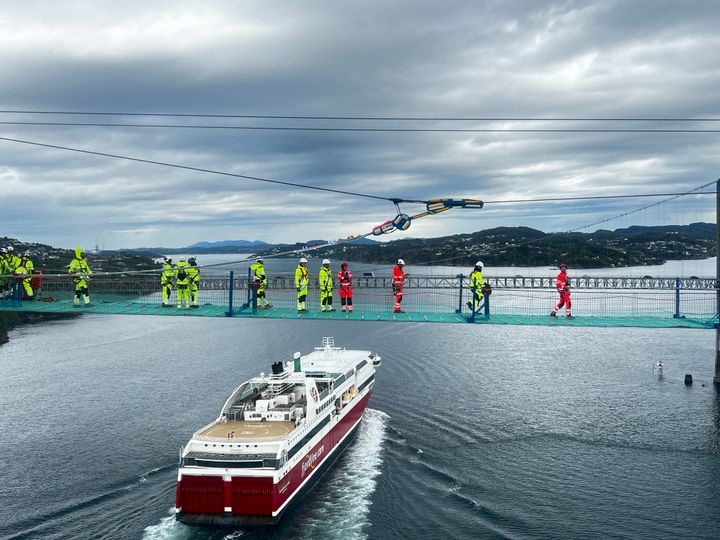 Dronebilete av catwalken med Fjordline som passerar under.