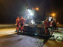 Asfaltarbeid på E6 Kolomoen-Skaberud gir redusert hastighet, trafikkdirigering og noe ventetid i perioden 10.-12. juni. Illustrasjonsfoto: Eli Ramstad / Statens vegvesen