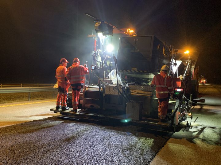 Asfaltarbeid på E6 Kolomoen-Skaberud gir redusert hastighet, trafikkdirigering og noe ventetid i perioden 10.-12. juni. Illustrasjonsfoto: Eli Ramstad / Statens vegvesen