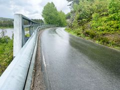En smal og uoversiktelig sving er nå borte fra riksvegen. Her er det ikke mulig for to vogntog å passere.