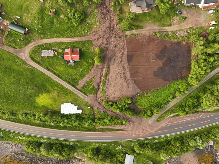 dronefoto av veg og hus