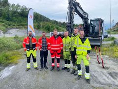 Statens vegvesen si byggeleiing kontrollingeniør Fredrik Økland (frå v.), prosjektleiar Johannes Handeland og byggeleiar Christian Håvik saman med representantar frå Hirth Himle Entreprenør AS Sven Sveindal Lyssand (anleggsleiar), Malvin Kobbeltvedt (maskinførar) og Jostein Mjelstad (prosjektleiar).