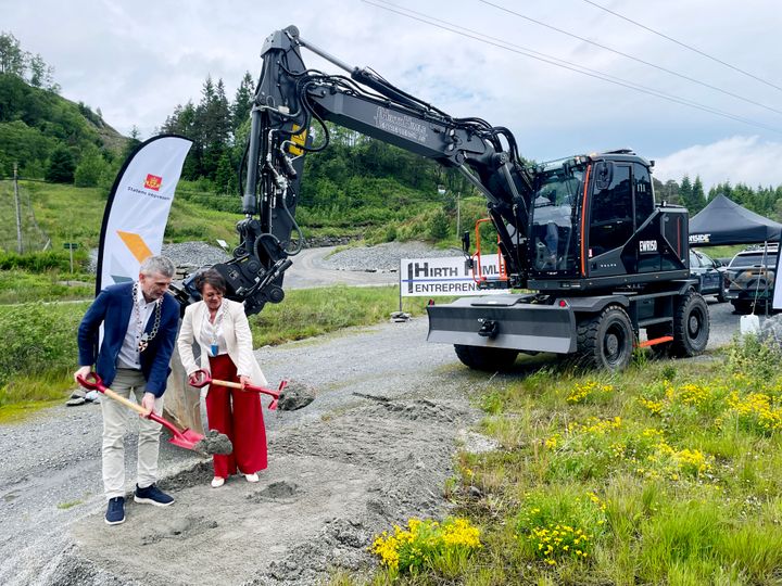 Fungerande Vindafjord-ordførar Gustav Løge Fosse (KrF) og Etne-ordførar Mette Heidi Bergsvåg Ekrheim (Sp) tok første spadestikk.