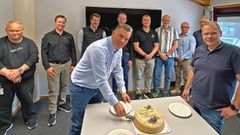 Representanter fra Risa AS og Statens vegvesen som skal jobbe med prosjektet, her markeres inngåelsen av kontrakt med kake. Første kakespadetaket ble utført av Tommy Emil Karlson, prosjektleder for Risa AS. Jan Helge Egeland, prosjektleder i Statens vegvesen, foran til høyre.