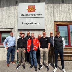 Representanter fra Risa AS og Statens vegvesen som skal jobbe med prosjektet, her utenfor prosjektkontoret til Statens vegvesen.