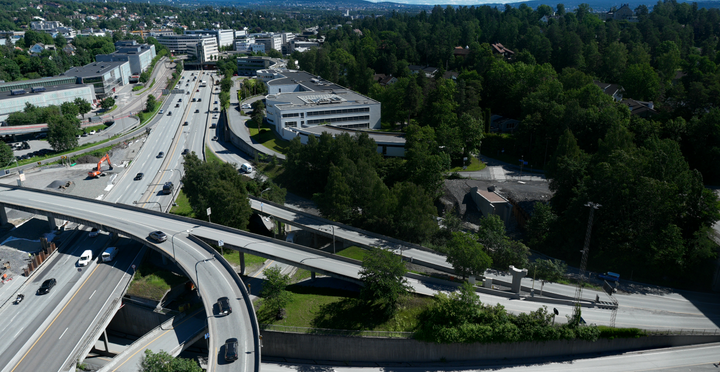 Til høyre i bildet vises de første elementene fra den nye sykkelbroen i Fornebukrysset. Det er arbeider med denne som gjør det nødvendig å stenge rampen som går fra Fornebu mot Lysaker.