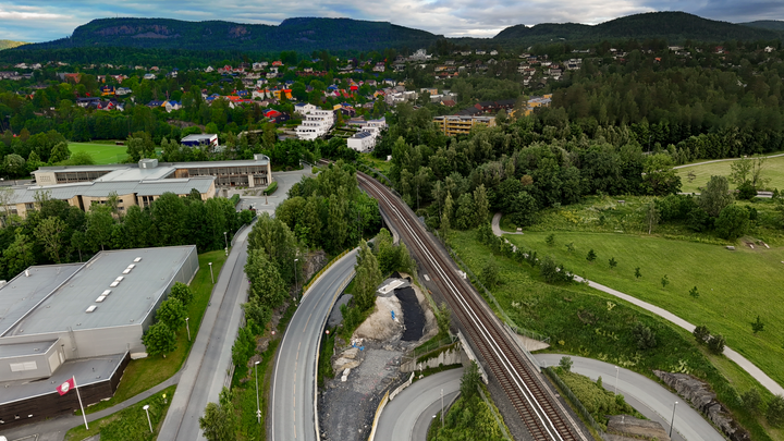 Dronebildet viser området der den midlertidige sykkelbroen vil bli løftet på plass.