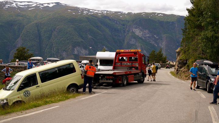 Mange bilar og kaos på parkeringsplassen på Stegastein.