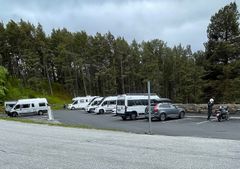 Ny parkeringsplass med bubilar, bilar og motorsykkel.