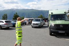 Trafikkvert dirigerer trafikk.