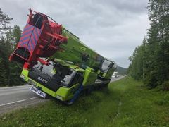 Mobilkrana på bildet kjørte utfor E6 ved Namsskogan i dag. I natt skal den fraktes bort. E6 blir stengt mens arbeidet pågår. (Foto: Statens vegvesen)