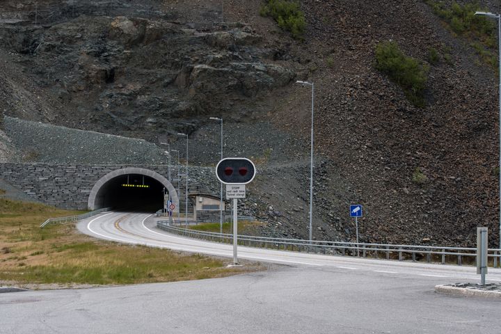 Bilde av tunnelportalen til Kåfjordtunnelen i Alta i Finnmark.