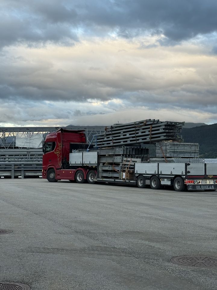 En av de sju semitrailerne som frakter brudeler fra lageret i Molde til Setså. Torsdag morgen starter monteringen av en bru på 54 meter..