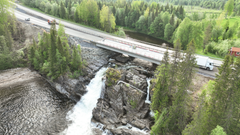 Dronebilde fra Tromselvbrua tatt i juni.