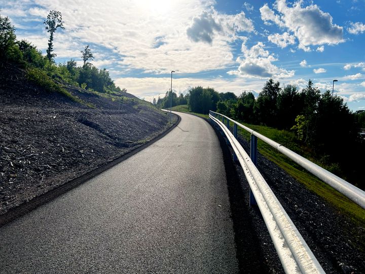 Fra den nye jernbanestasjonen på Skoppum og mot Horten sentrum er det bygget en ny gang- og sykkelveg langs rv. 19 som er klar for syklister og gående.