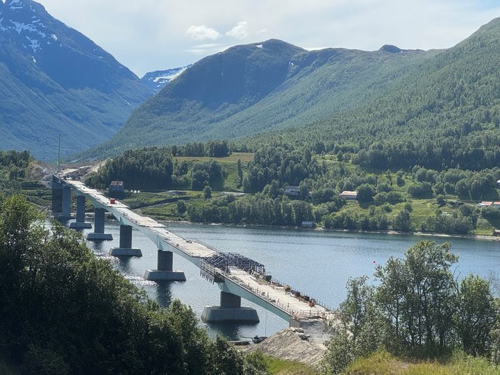 Metrostav Norge AS har helt siden oppstarten hatt ansvaret for byggingen av Ramfjordbrua og øvrige konstruksjoner i prosjektet. Disse arbeidene har derfor kunnet fortsette som planlagt gjennom perioden.