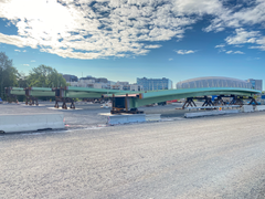 Opp til 44 meter lange broelementer skal løftes på plass i Fornebukrysset.