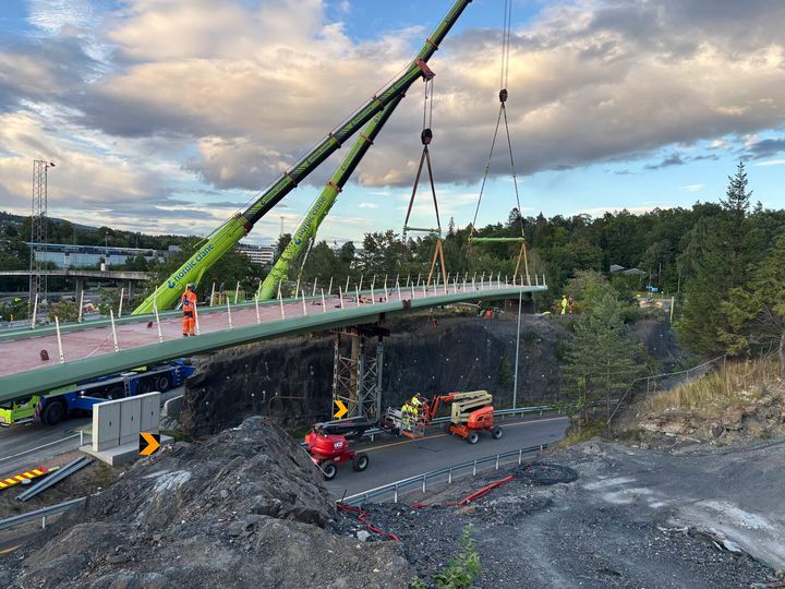 Arbeidene med å montere sykkelbro i Fornebukrysset startet forrige helg, nå fortsetter arbeidene.